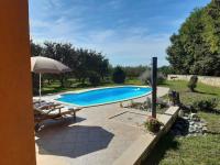 Bazén v ubytovaní Apartment in Tinjan/Istrien 38387 alebo v jeho blízkosti