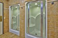 Holiday Inn Express Hotel & Suites - Belleville Area by IHGにあるバスルーム