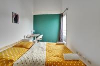 ein Schlafzimmer mit einem gelben Bett und einer blauen Wand in der Unterkunft Chic and spacious apart with parking in Paris in Pierrefitte-sur-Seine