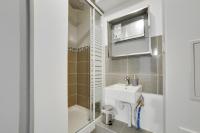 ein kleines Bad mit einem Waschbecken und einer Dusche in der Unterkunft Chic and spacious apart with parking in Paris in Pierrefitte-sur-Seine
