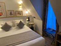 1 dormitorio con 1 cama blanca grande y ventana en XO Hotel Paris, en París