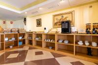 サロブレーニャにあるHotel Avenida Tropical by Bossh! Hotelsのカップやボウルが置かれた木製の棚のある部屋