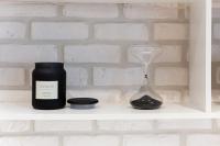 a shelf with a candle and a clock and a jar at La pépite bleue de Nanterre in Nanterre