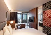 una habitación de hotel con una cama y un televisor en Park Hyatt Auckland, en Auckland