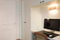 Televizorius ir (arba) pramog&#x173; centras apgyvendinimo &#x12F;staigoje Spacious apartment at the foot of Montmartre