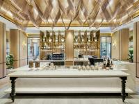 um bar com uma grande mesa branca em uma sala em InterContinental Chiang Mai The Mae Ping em Chiang Mai