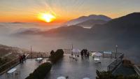 a view of a mountain with the sun rising over the clouds at Star Villa in Ren&#39;ai