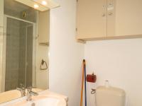 La salle de bains est pourvue d&#39;un lavabo, de toilettes et d&#39;un miroir. dans l&#39;établissement Appartement Sète, 1 pièce, 4 personnes - FR-1-338-532, à Sète