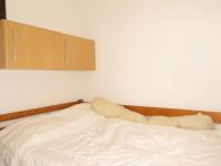 - un lit blanc avec une tête de lit en bois dans l&#39;établissement Appartement Sète, 1 pièce, 4 personnes - FR-1-338-532, à Sète
