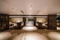 Un vestíbulo con mesas y sillas en un edificio. en UVA MANISH, en Kundapur