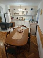 Kuchyňa alebo kuchynka v ubytovaní APARTMAN PAVELIĆ
