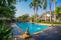 Bazén v ubytování Le Charme Sukhothai Historical Park nebo v jeho okolí