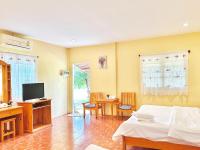 TV a/nebo společenská místnost v ubytování The Golden View Resort สวนผึ้ง