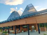 een gebouw met twee hoge gebouwen op de achtergrond bij INDO ALAM RECREATIONAL RESORT in Sindanglaya