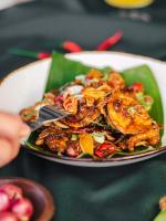 een bord eten met kip en groenten op een tafel bij INDO ALAM RECREATIONAL RESORT in Sindanglaya