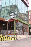 een Koreaans fastfoodrestaurant tegenover een gebouw bij Center Room Otel in Yenimahalle