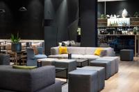 ベルゲンにあるクオリティ ホテル エドワルド グリーグのソファや椅子、バーのあるロビー