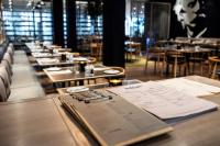 ベルゲンにあるクオリティ ホテル エドワルド グリーグのメニューが並んだレストランのテーブル