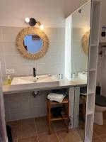 Um banheiro em L&#39;Usine en Provence