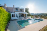 Bazén v ubytovaní Bellevue Villas with private pool alebo v jeho blízkosti
