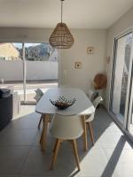 Posedenie v ubytovaní Magnifique villa avec piscine extérieure