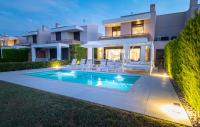 Bazén v ubytovaní Bellevue Villas with private pool alebo v jeho blízkosti
