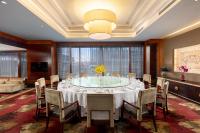 uma sala de conferências com uma grande mesa e cadeiras em Crowne Plaza Tianjin Binhai Center by IHG em Binhai