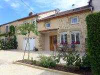 a large stone house with a courtyard in front of it at Guestroom Arbigny-sous-Varennes, 2 pièces, 4 personnes - FR-1-611-72 