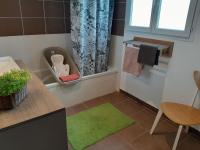 Televízia a/alebo spoločenská miestnosť v ubytovaní Maison BELIZO, familiale ,calme et reposante.