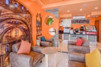 un restaurant avec deux canapés et un comptoir dans l'établissement Venice Hotel Hua Hin, à Hua Hin