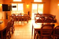 Matsukawaにあるワールドカリーの館　すぱいすろーどの木製のテーブルと椅子のあるダイニングルーム