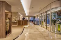 ミラノにあるHotel Nascoの鉢植えが置かれた建物のロビー