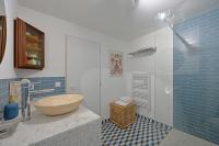 a bathroom with a tub and a sink and a shower at La Cigale - Vieux Village - Charmante Maisonnette climatisée avec Jardin in Villeneuve-lès-Avignon