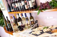 un montón de botellas de vino en un estante en My Home Hotel, en Bellaria-Igea Marina