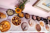 Una mesa cubierta con muchos tipos diferentes de pasteles en My Home Hotel, en Bellaria-Igea Marina