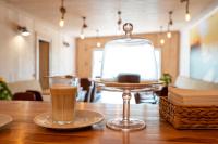 una tazza di caffè e un bicchiere sul tavolo di Apartamenty Leśna Przystań 2 a Węgorzewo