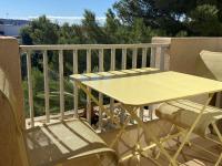 Balkón alebo terasa v ubytovaní T1 Mezzanine Climatisé avec Parking et Wifi à Balaruc-les-Bains - FR-1-553-215