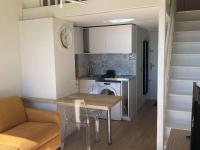 Kuchyňa alebo kuchynka v ubytovaní T1 Mezzanine Climatisé avec Parking et Wifi à Balaruc-les-Bains - FR-1-553-215