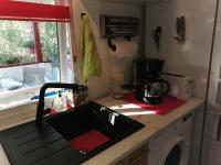 A kitchen or kitchenette at Mobil home - Clim, TV - Camping &#39;4 &eacute;toiles&#39; - Vic-la-Gardiole - 008