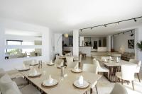 een eetkamer met tafels en witte stoelen bij La Demeure in Sidi Bou Saïd