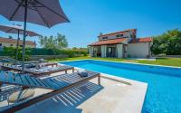Basen w obiekcie Traumhafte Villa mit privatem Pool, WLAN, Kinderspielplatz und großen Garten mit Grill lub w pobliżu