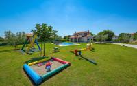 Plac zabaw dla dzieci w obiekcie Traumhafte Villa mit privatem Pool, WLAN, Kinderspielplatz und großen Garten mit Grill