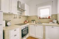 Kuchnia lub aneks kuchenny w obiekcie Traumhafte Villa mit privatem Pool, WLAN, Kinderspielplatz und großen Garten mit Grill