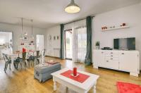 Telewizja i/lub zestaw kina domowego w obiekcie Traumhafte Villa mit privatem Pool, WLAN, Kinderspielplatz und großen Garten mit Grill