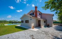 Basen w obiekcie Traumhafte Villa mit privatem Pool, WLAN, Kinderspielplatz und großen Garten mit Grill lub w pobliżu