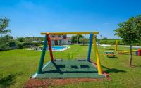 Plac zabaw dla dzieci w obiekcie Traumhafte Villa mit privatem Pool, WLAN, Kinderspielplatz und großen Garten mit Grill