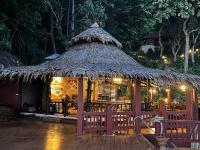 Restaurace v ubytování Koh Jum Resort