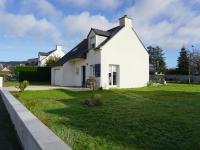 a white house on a grassy yard with a fence at Maison Le Tour-du-Parc, 4 pièces, 6 personnes - FR-1-639-51 in Le Tour-du-Parc