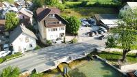 una vista aérea de una ciudad con coches aparcados en la calle en Apartments Mojca, en Bled