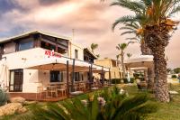 een huis met een palmboom ervoor bij Resort Santa Maria Hotel in Birgi Vecchi